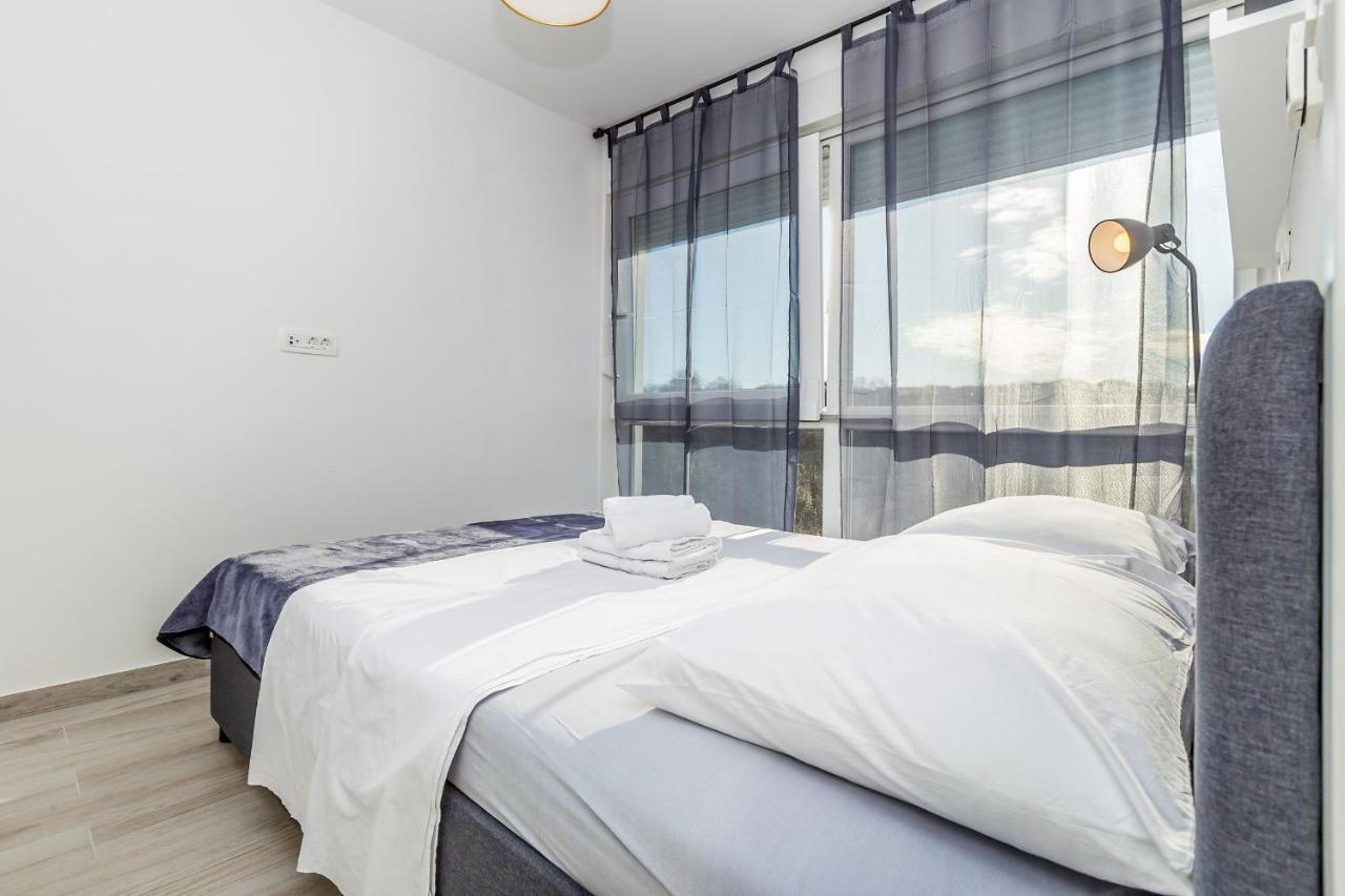 Apartments Solis Lacus Penthouse Njivice Exterior photo